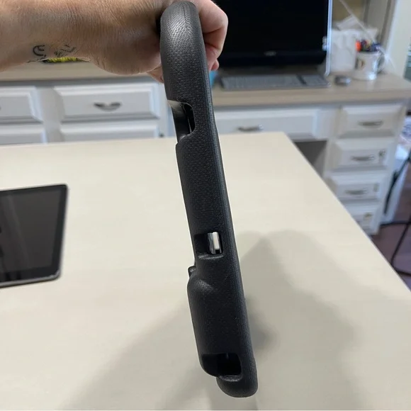 iPad Air 1st gen 32GB Model A1474 with Black Protective Case - Picture 13 of 16